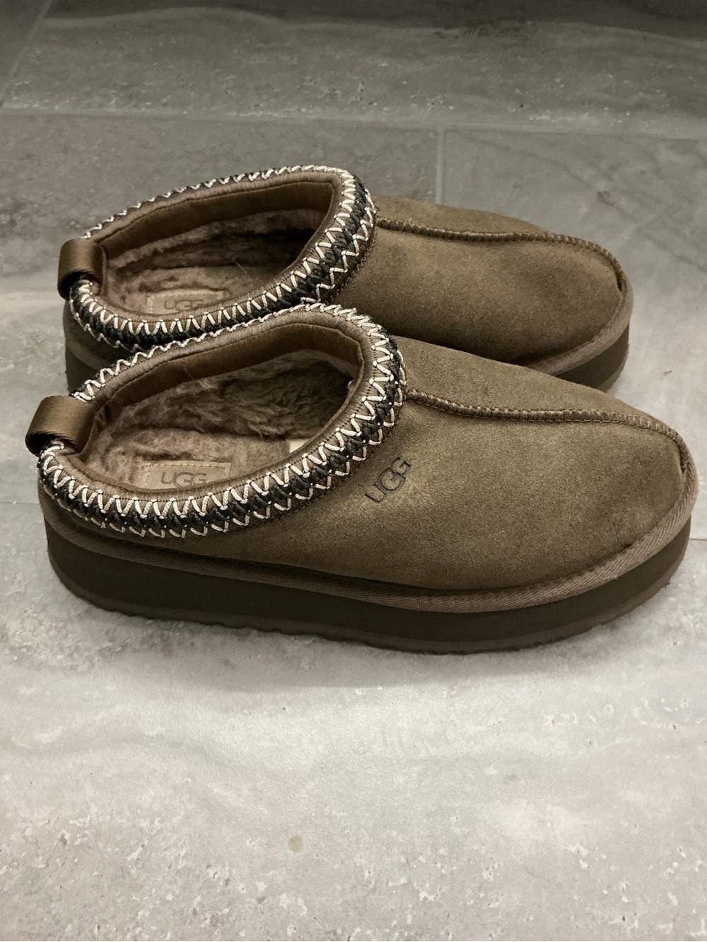 UGG Women’s Tazz Chestnut Suede Platform Slippers - Picture 11 of 13